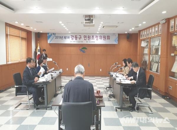 강동구가 ‘민원조정위원회’를 통해 고질적인 악성민원을 차단한다. -지난 10일 열린 민원조정위원회 모습.- (사진=강동구 제공)