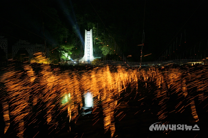 ▲오는 18일 의령 충익사 일원에서 전통 불꽃놀이의 하나인 ‘달빛 낙화놀이’가 펼쳐진다. (사진=의령군)