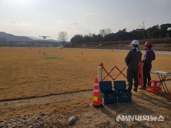 ▲ 농기계 임대 기능인력 양성을 위한 농업 드론 전문기술교육 2차 희망자를 다음달 7일까지 모집한다. 사진=내외뉴스 자료실)