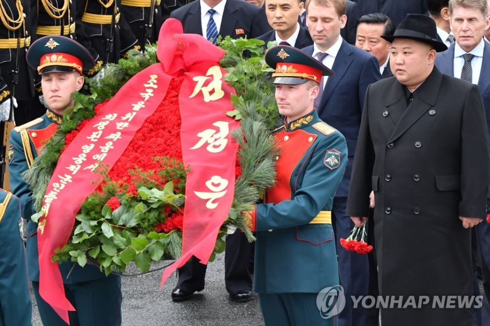 ▲김정은 북한 국무위원장이 26일(현지시간) 러시아 극동 블라디보스토크 제2차 세계 대전 기념식에서 화환 봉송식에 참석하고 있다. (사진=연합뉴스)