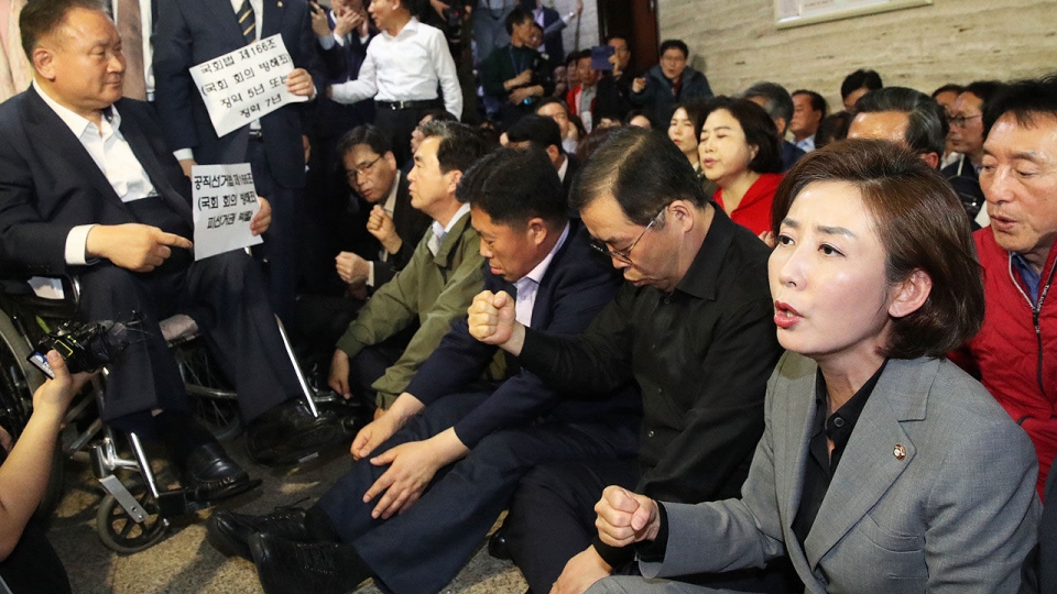 ▲자유한국당이 27일 서울 광화문 세종문화회관 앞에서 문재인 정권의 국정 운영을 규탄하는 대규모 집회를 연다. 사진은 자유한국당 의원들이 26일 사법개혁특위가 열리는 국회 회의실 앞을 점거하며 이상민 위원장 등 참석자 진입을 막고 있는 모습. (사진=연합뉴스)