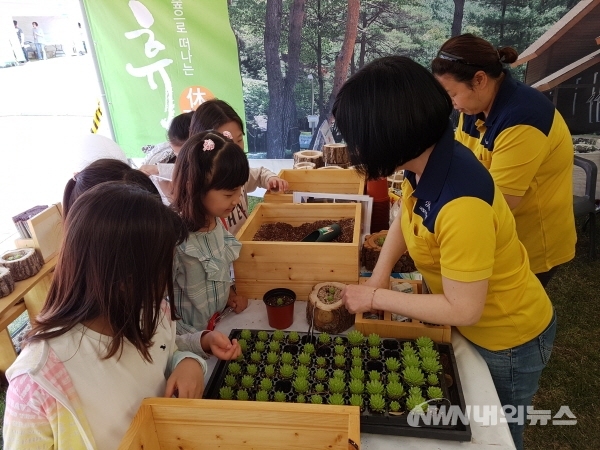 ▲'영양산나물축제'에서는 건강한 산나물 맛보고, 야생화 화분도 만들어 가져갈 수 있는 체험홍보부스를 운영한다. (사진=내외뉴스 자료실)