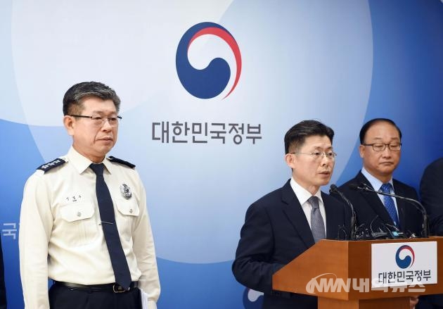 ▲허언욱 행정안전부 안전정책실장이 30일 오전 세종시 정부세종2청사 행정안전부 브리핑 룸에서 범정부 화재안전 특별대책(안)에 관련, 행안부-교육부 등 관계기관 국장급 합동 브리핑을 하고 있다. (사진=행정안전부공)