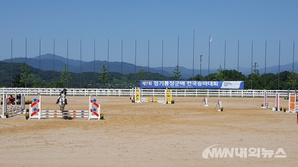 ▲ 3일부터 20일 중 10일간 상주국제승마장에서 “제8회 정기룡장군배전국승마대회”가 열린다. -“제7회 정기룡장군배전국승마대회” 모습- (사진=내외뉴스 자료실)