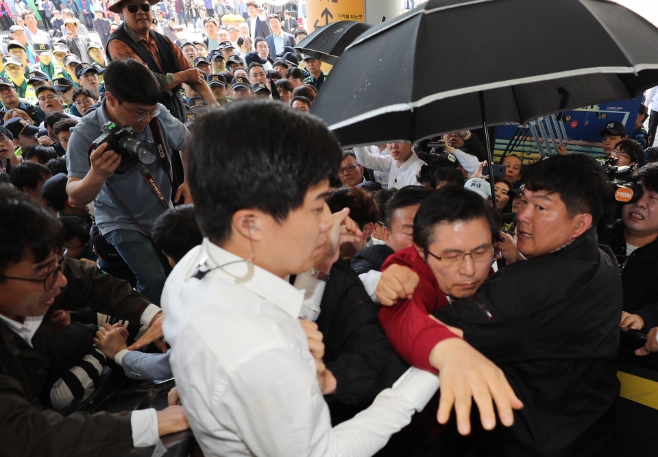 ▲자유한국당 황교안 대표가 연설을 마치고 광장을 빠져나가는 과정에서 광주 시민단체 시위대 일부가 막아서면서 한동안 대치하는 상황이 벌어졌다. (사진=연합뉴스)