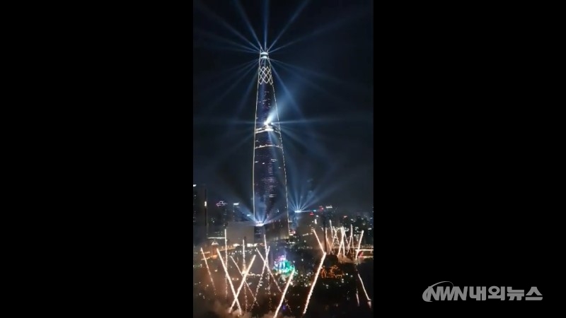 ▲서울 송파구 잠실 롯데월드타워에서 8시 30분부터 열린 불꽃축제 모습. (영상촬영=사진가 김학수)