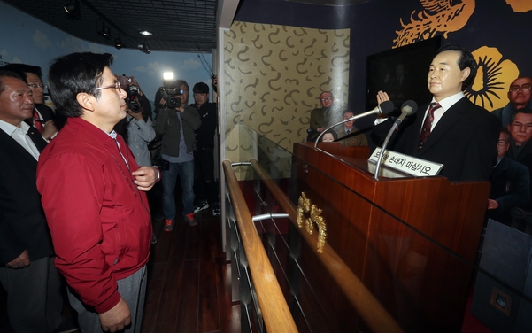 ▲황교안 자유한국당 대표가 8일 오전 경남 거제시 장목면 고(故) 김영삼 대통령 기록전시관에서 김 전 대통령 흉상을 바라보고 있다. (사진=연합뉴스)