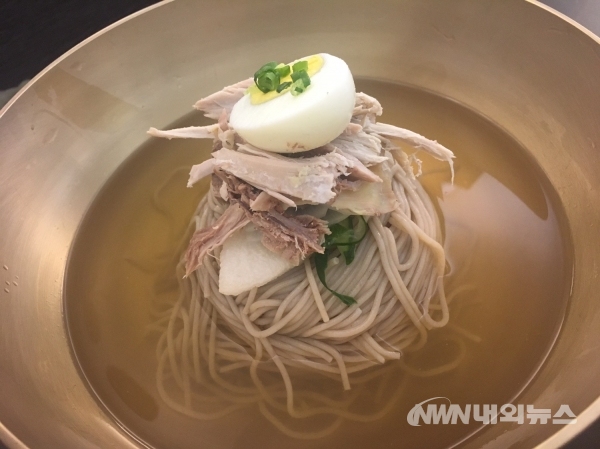 ▲서울의 냉면 맛집들이 여름철 성수기를 앞두고 잇따라 가격을 인상했다. -사진은 기사내용과 관계가 없습니다- (사진=내외뉴스 최준혁 기자)