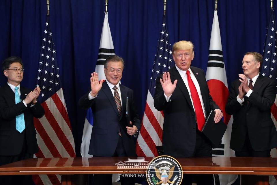 ▲문재인 대통령과 도널드 트럼프 미국 대통령이 24일 오후(현지시간) 미국 뉴욕 롯데 뉴욕팰리스 호텔에서 열린 한미 자유무역협정(FTA)에 관한 서명식을 가졌다. 2018.09.24 (사진=청와대)