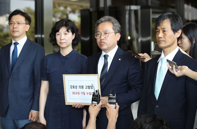 ▲더불어민주당 송기헌 법률위원장이 24일 오후 서초구 서울중앙지검에 최근 자유한국당 강효상 의원이 기자회견에서 한미 정상회담 조율 과정을 언급한 것과 관련해 강 의원을 외교상기밀누설 혐의 등으로 고발한다는 내용의 고발장을 접수했다. (사진=연합뉴스)