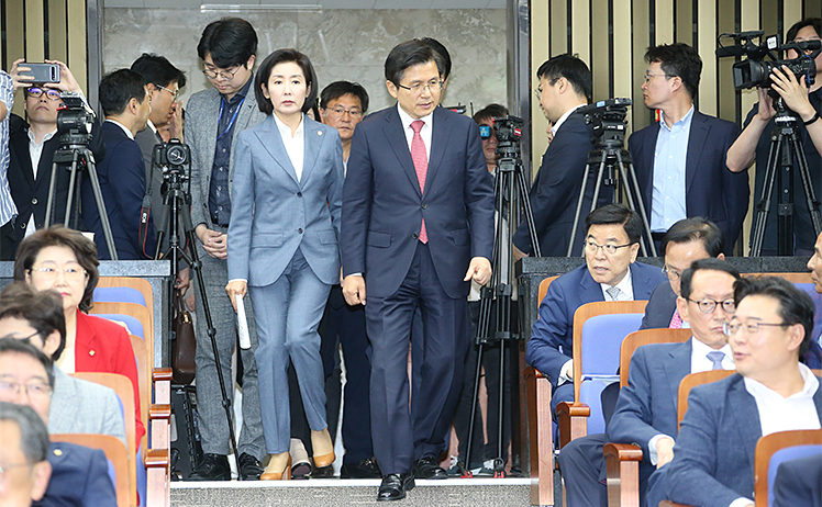 ▲29일 오후 서울 여의도 국회 회의실에서 황교안 당 대표, 나경원 원내대표 및 당 소속 국회의원들이 참석한 가운데 의원총회가 열렸다. (사진=자유한국당)