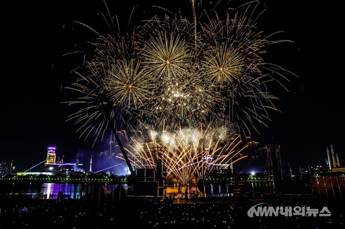 ▲6월 1일 포항 형산강 체육공원에서 불꽃쇼가 펼쳐지고 있다. (사진=포항시 제공)