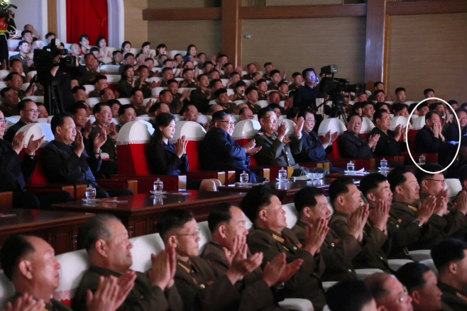 ▲김정은 북한 국무위원장이 2일 제2기 제7차 군인가족예술소조경연에서 당선된 군부대들의 공연을 관람했다. 최근 숙청설이 돌았던 김영철(빨간 원) 노동당 부위원장이 김 위원장과 동석했다. (사진=연합뉴스)