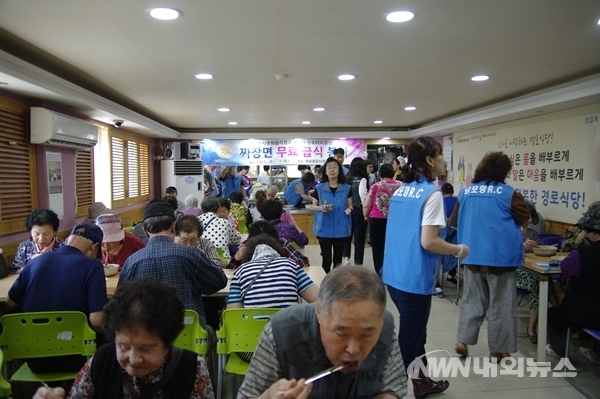 남포항 로타리클럽 후원.포항시 중화요리 음식업 협회 협찬으로, 남 녀 회원 20 여명이 300여명 분 짜장면을 직접 써빙도 하고, 창포동 1단지 주공 아파트 주민에게 점심 봉사를 하고있느장면.(사진=허명구 기자)