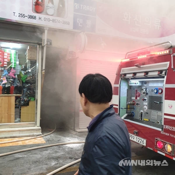 골목 안 날근 건물에서 화재진압을하고 있는 소방관(사진=허명구 기자)