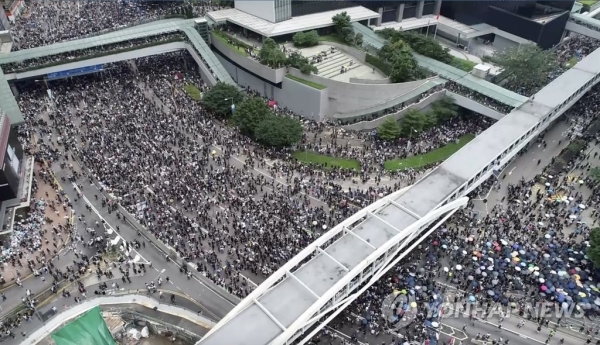 ▲'범죄인 인도 법안'(일명 송환법)에 반대하는 홍콩의 시위대가 12일 의회인 입법회 밖 도로를 메우고 있다. (사진=AP 연합뉴스)