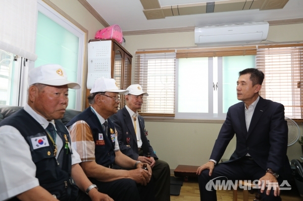 이강덕(왼쪽) 포항시장과 김연조 씨가 ‘국가유공자의 집’ 명패를 달고 기념사진을 촬영하고 있다.(사진=포항시청)