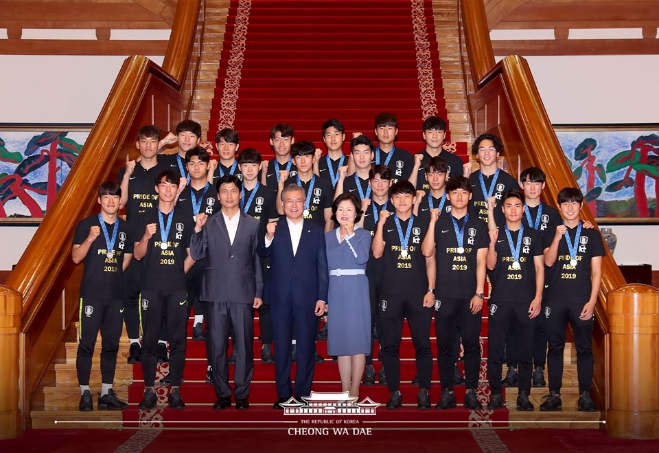▲문재인 대통령 내외는 U-20 월드컵의 영웅인 축구 대표팀을 청와대로 초청해 격려 만찬을 가졌다. (사진=청와대)