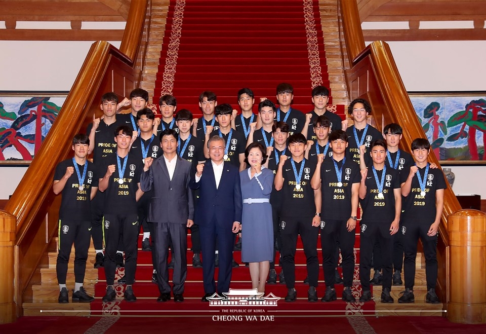 ▲문재인 대통령 내외는 U-20 월드컵의 영웅인 축구 대표팀을 청와대로 초청해 격려 만찬을 가졌다. (사진=청와대)