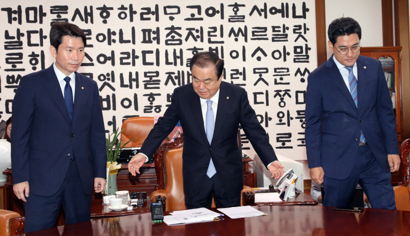 ▲24일 서울 여의도 국회 의장실을 찾은 더불어민주당 이인영(왼쪽), 바른미래당 오신환 원내대표(오른쪽)가 문희상 의장과의 회동을 위해 자리에 앉고 있다. 문 의장은 이날 추경 시정연설과 국회 정상화 방안 등을 논의하자고 원내대표들에 제안했으나, 자유한국당 나경원 원내대표는 북한 목선이 입항한 강원도 삼척항을 방문할 예정이어서 회동에 참석하기 어렵다고 밝힌 것으로 알려졌다. (사진=연합뉴스)