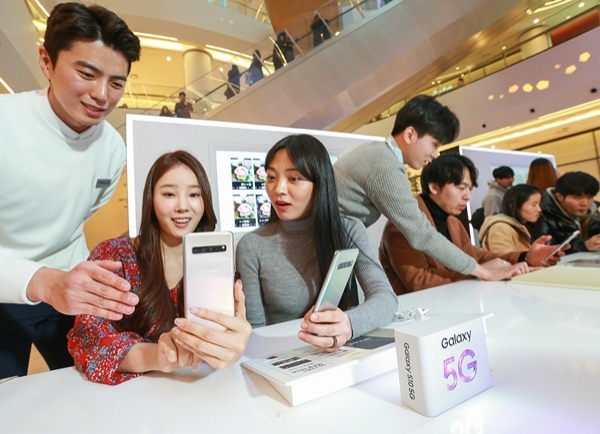 ▲갤럭시 스튜디오를 찾은 소비자들이 삼성전자 최초 5G 스마트폰 ‘갤럭시 S10 5G’를 체험하고 있다. (사진=삼성전자 제공)