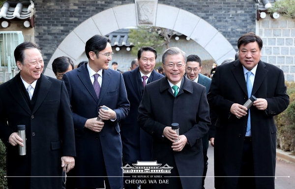 ▲문 대통령이 기업인과의 경내 산책을 하고 있다. (사진=청와대)