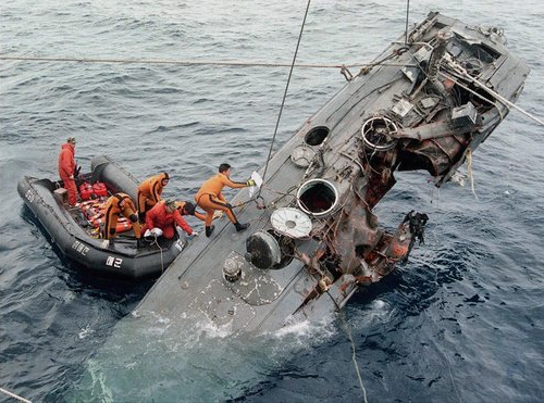 ▲1998년 12월 남해안 침투도중 격침된 북한 반잠수정이 3개월 만인 99년 3월 거제도 남쪽 100㎞ 해상에서 해군의 해난구조대원들에 의해 인양되고 있다. (사진=거제 사진공동취재단)