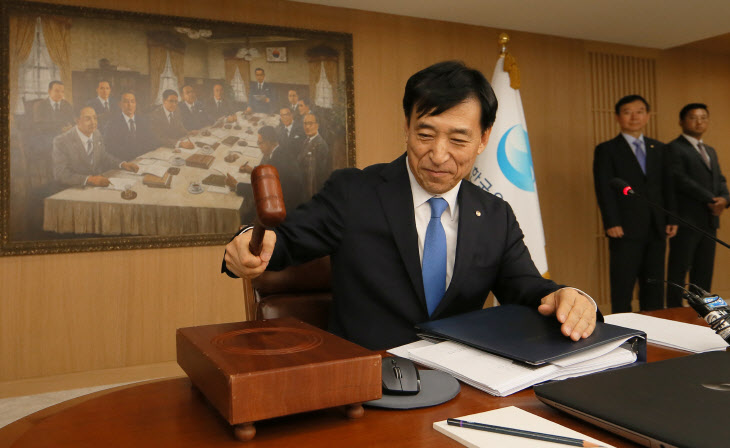 ▲이주열 한국은행 총재가 18일 오전 서울 중구 한국은행에서 열린 금융통화위원회에서 의사봉을 두드리고 있다. (사진=연합뉴스)