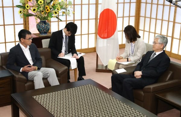 ▲고노 다로(왼쪽) 일본 외무상과 남관표 주일 대사. (사진=일본 외무성)