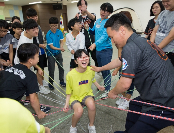 ▲국립중앙청소년수련원 둥근세상만들기 장애청소년캠프 참가 청소년들이 숲밧줄놀이프로그램을 하고 있다. (사진=국립중앙청소년수련원)