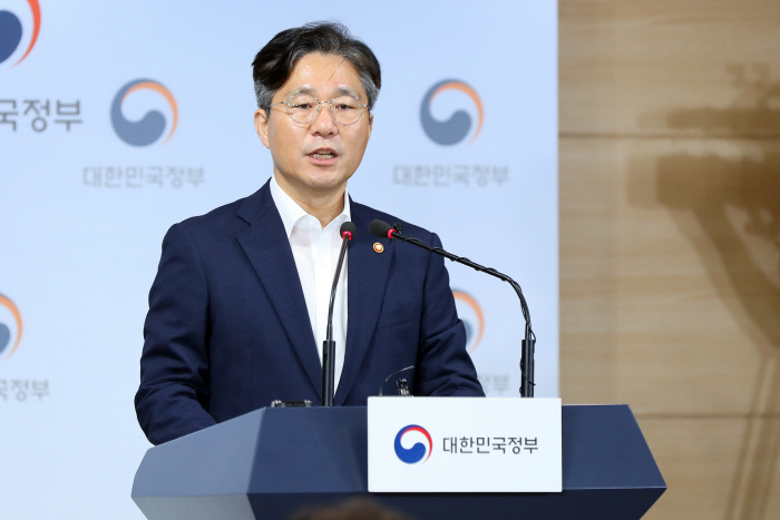 ▲성윤모 산업통상자원부 장관이 24일 오전 서울 종로구 정부서울청사 브리핑룸에서 일본 수출무역관리령 개정안 관련 정부 의견서 제출 관련 브리핑을 하고 있다. (사진=연합뉴스)