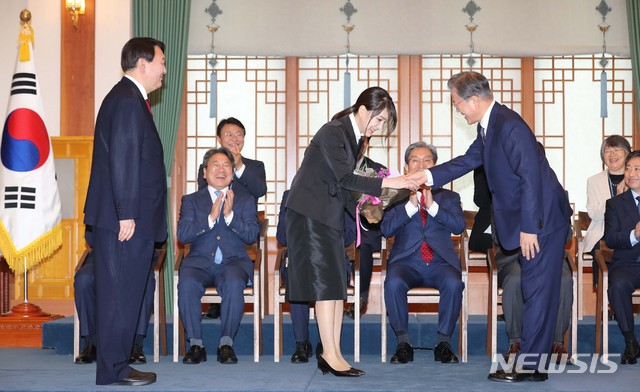 ▲ 김건희씨가 문재인 대통령과 악수를 하고 있다. (사진=뉴시스)