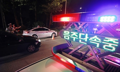 ▲ 경찰이 도로에서 음주운전을 단속 중이다.