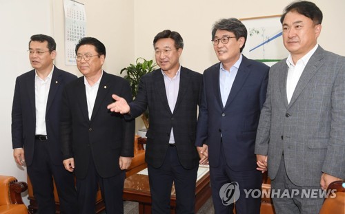 여야 5당 사무총장들이 29일 오전 국회 더불어민주당 사무총장실에서 일본의 대 한국 수출규제 대응을 위한 초당적 비상협력기구 구성을 위한 첫 실무협의를 하기에 앞서 포즈를 취하고 있다. 왼쪽부터 바른미래당 임재훈, 자유한국당 박맹우, 더불어민주당 윤호중, 민주평화당 김광수, 정의당 권태홍 사무총장. (사진=연합뉴스)