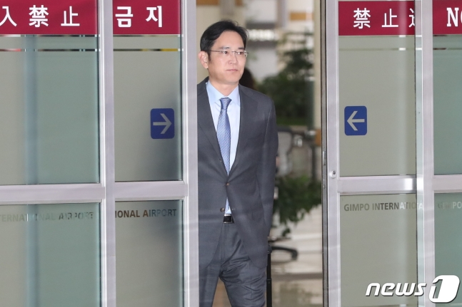 ▲  지난 7월 12일 이재용 삼성전자 부회장이 일본 출장을 마치고 김포국제공항에 도착하고 있다. (사진=뉴스1)
