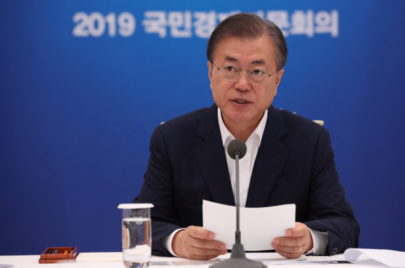▲ 문재인 대통령이 8일 오전 청와대 본관 충무실에서 열린 국민경제자문회의에 참석해 발언하고 있다. (사진=서울신문)