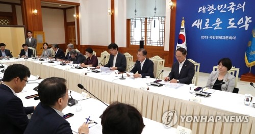 ▲ 문재인 대통령이 8일 오전 청와대에서 일본 수출규제 대책 논의를 위한 국민경제자문회의를 주재하고 있다. (사진=연합뉴스)