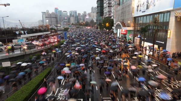 18일 홍콩 빅토리아 공원에서 열린 '송환법 반대 집회'에 참석한 홍콩 시민들