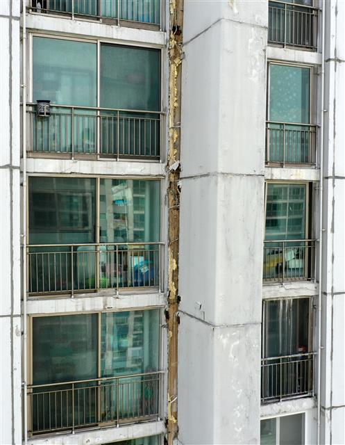 ▲ 19일 오전 경기도 수원시 권선구의 한 아파트 벽면에 균열이 가 있다. (사진=뉴스1)