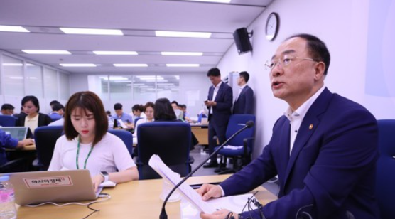 홍남기 경제부총리가 23일 세종시 정부세종청사 기획재정부에서 출입기자단에게 내년 예산안, 지소미아 파기 등 경제 현안에 관해 설명하고 있다 [사진=연합뉴스]