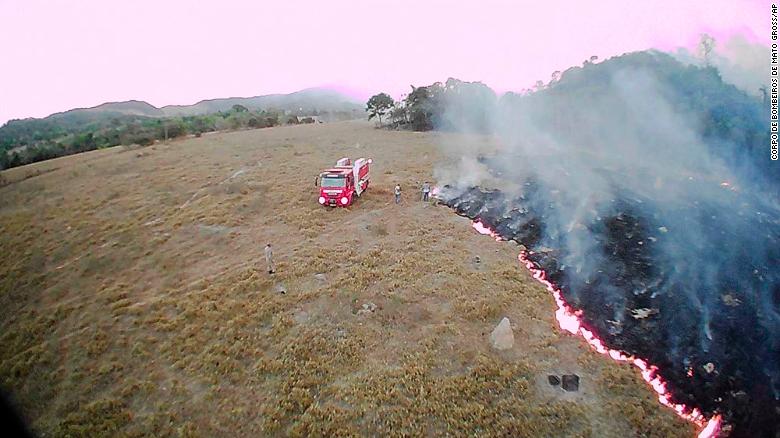 ▲ 2019 년 8 월 20 일, 브라질의 Mato Grosso 주 Guaranta do Norte에서 불타고 있는 덤불을 찍은 드론 사진