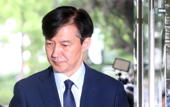 ▲ 조국 법무부 장관 후보자가 26일 서울 적선동 청문회 준비 사무실로 출근하고 있다. (사진=중앙일보)