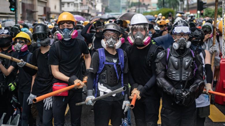 ▲ 지난 25일 홍콩 췬안 구역에서 정부 경찰과 대치 중인 홍콩 시위대 (사진=CNN/GettyImage)