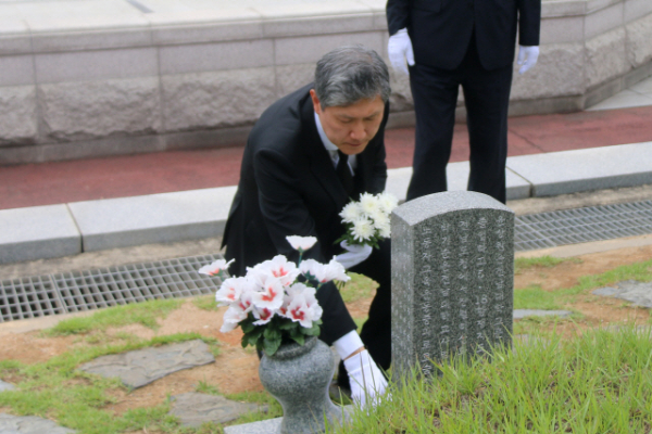 ▲ 5·18 묘지서 무릎 꿇은 노태우 전 대통령 아들, 재헌씨 (사진=연합/국립 5·18민주묘지 사무소 제공)