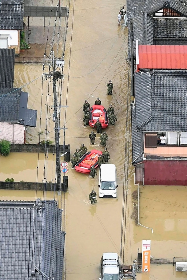▲ 일본 자위대 대원들이 28일 사가현에서 구조작업을 벌이고 있다. (사진=AP/연합뉴스)