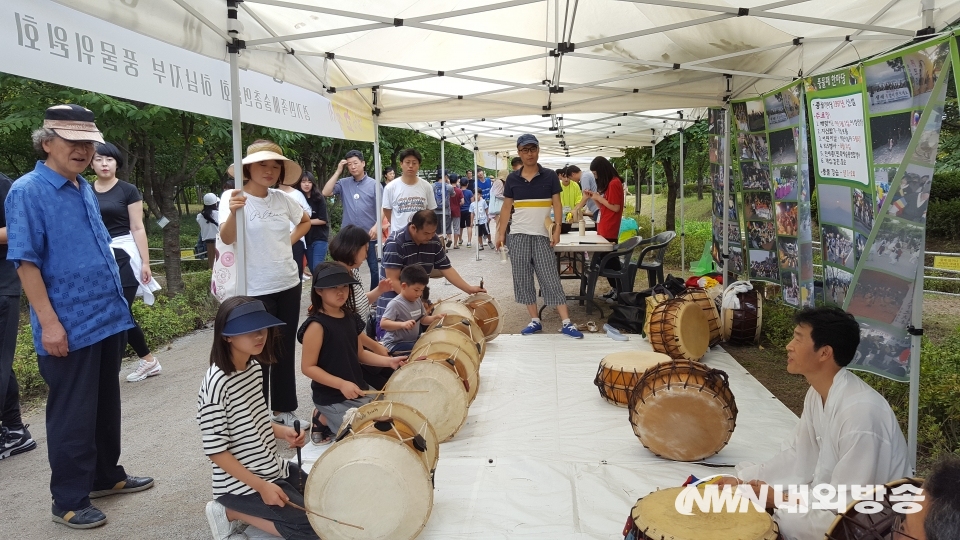 ▲경기 하남시 나무고아원에서 열리는 '나무고아원 숲에 온'(나무고아원 힐링 숲 축제)에서 어린이들이 장구 체험행사에 참여하고 있다. 2019.09.01