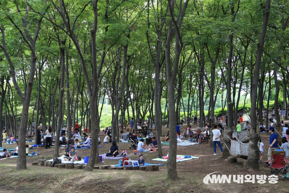 ▲경기 하남시의 나무 고아원에서 1일 힐링 숲 축제가 열렸다. 축제를 찾은 시민들이 나무 그늘 아래에서 즐거운 시간을 보내고 있다. (사진=내외방송 정동주 사진 전문기자)