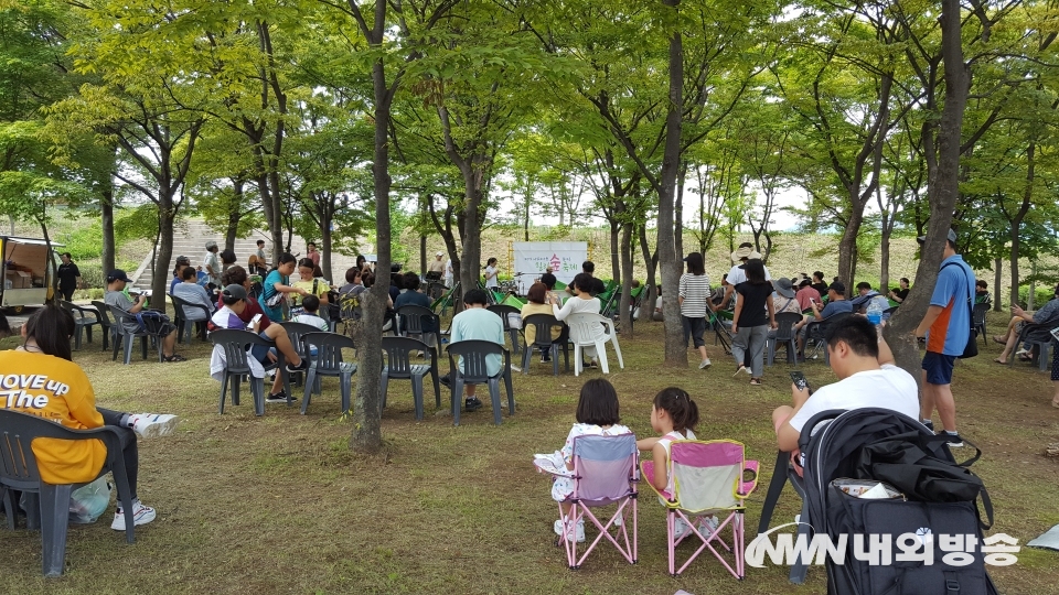 ▲경기 하남시의 나무 고아원에서 시민들이 나무 그늘 아래에서 즐거운 시간을 보내고 있다. (사진=내외방송 정동주 사진 전문기자)