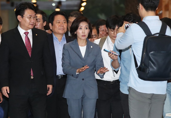 ▲ 자유한국당 나경원 원내대표와 의원들이 최근 조국 법무부 장관 후보자에 대한 실시간 검색어 조작 의혹 관련 5일 오후 경기도 성남시 네이버 본사를 항의 방문하고 있다. (사진=연합뉴스)