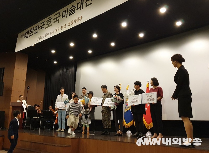 ▲9월 4일 오후 서울 용산구 전쟁기념관 이병형홀에서 열린 '제9회 대한민국 호국미술대전 시상식'에서 서욱 육군참모총장과 대상을 수상한 정지연 작가 등 수상자들. (사진=DB)